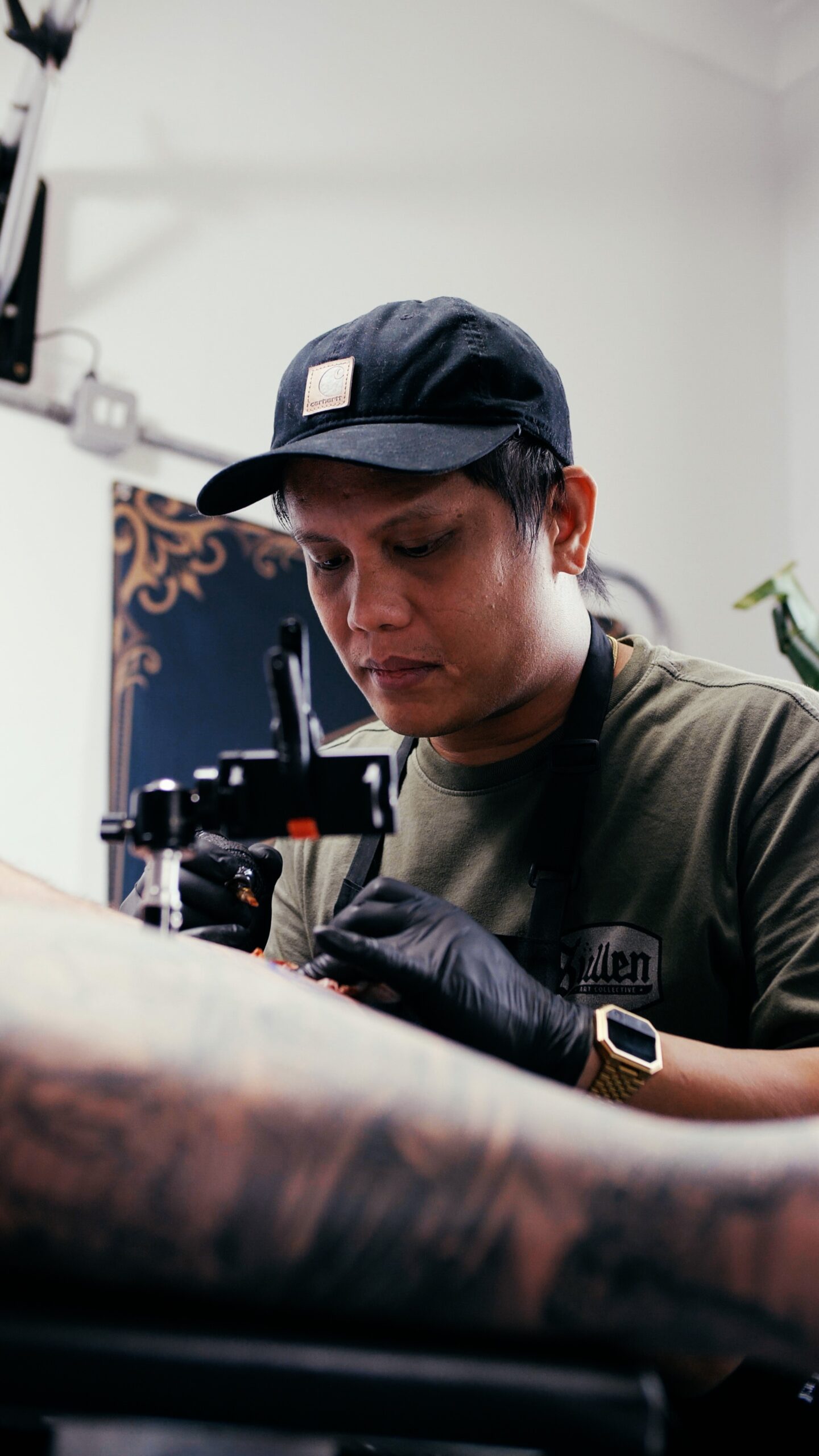 Churchill concentrating while tattooing a client in his Exeter studio